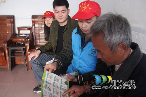 泸县云龙镇开展禁毒防邪法治知识入户宣传(图3)