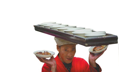 泸州合江66岁打盆师：38年头顶传菜超30万碗(图1)