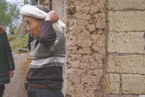 泸州合江66岁打盆师：38年头顶传菜超30万碗(图4)