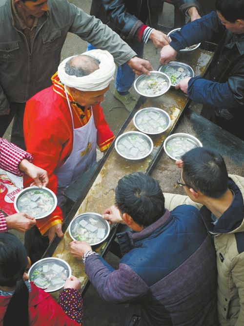 泸州合江66岁打盆师：38年头顶传菜超30万碗(图6)