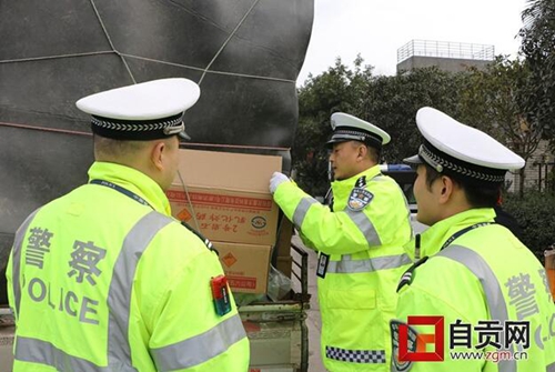 自贡：车辆惊现“乳化炸药”箱&nbsp;交警吓出冷汗(图1)