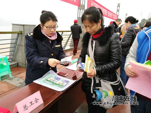 合江县开展消费维权宣传和学雷锋党员志愿服务活动(图1)