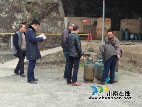 泸县市质局纪检组长唐理率队到基层所督查红盾春雷行动(图2)