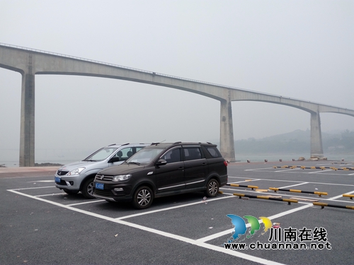 纳溪河西滨江停车场投用&nbsp;成为城市“新名片”(图2)
