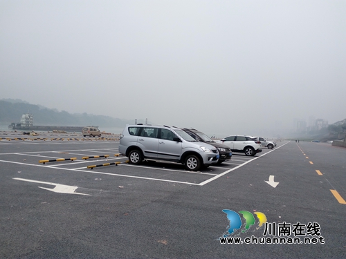 纳溪河西滨江停车场投用&nbsp;成为城市“新名片”(图1)