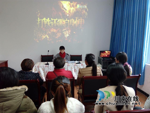 大山坪街道麻柳湾社区认真组织党员观看《打铁还需自身硬》(图1)