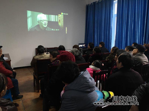 大山坪街道麻柳湾社区认真组织党员观看《打铁还需自身硬》(图2)