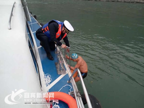 宜宾七旬翁江中遇险 海事援救助其逃离鬼门关(图1) 宜宾七旬翁江中遇险 海事援救助其逃离鬼门关(图1)