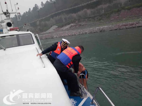 宜宾七旬翁江中遇险 海事援救助其逃离鬼门关(图2) 宜宾七旬翁江中遇险 海事援救助其逃离鬼门关(图2)