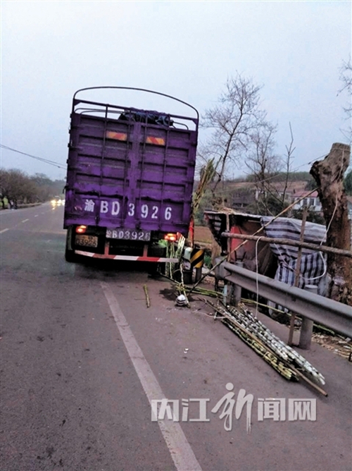 停车路边买甘蔗 内江男遭自家“无人车”撞死(图2) 停车路边买甘蔗 内江男遭自家“无人车”撞死(图2)