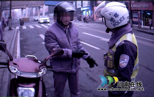 泸州交警四大队查获一起无证驾驶违法行为(图1)