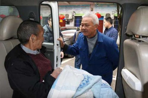 厦门医生两千公里护送 泸州老人30年后回家了(图1) 厦门医生两千公里护送 泸州老人30年后回家了(图1)