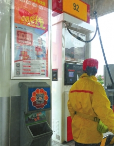 泸州加油站贴二维码“扫一扫”&nbsp;市民质疑安全(图1)