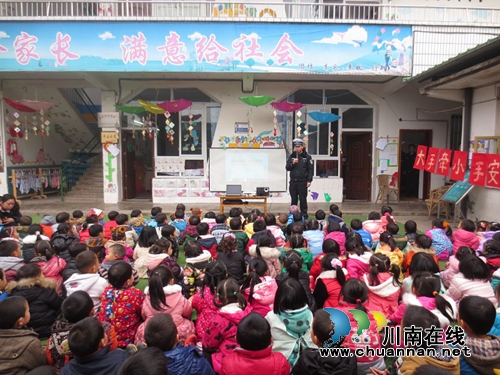 宜宾县交警开展“开学第一课”交通安全宣传活动(图2) 宜宾县交警开展“开学第一课”交通安全宣传活动(图2)