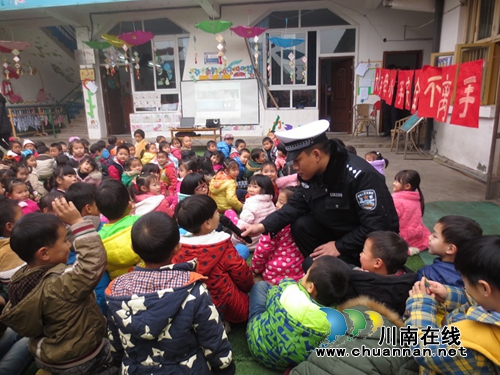 宜宾县交警开展“开学第一课”交通安全宣传活动(图1) 宜宾县交警开展“开学第一课”交通安全宣传活动(图1)