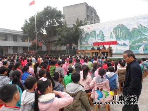 宜宾县交警开展“开学第一课”交通安全宣传活动(图4) 宜宾县交警开展“开学第一课”交通安全宣传活动(图4)