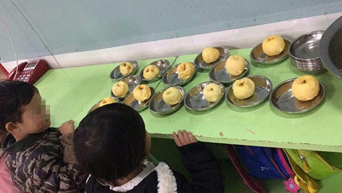 宜宾一幼儿园被指拿发霉苹果当孩子点心(图1) 宜宾一幼儿园被指拿发霉苹果当孩子点心(图1)