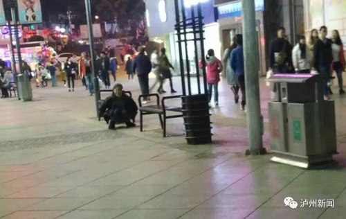 “美女”在泸州步行街留下一摊秽物&nbsp;若无旁人(图1)