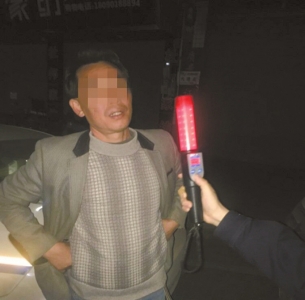 无证无牌还酒驾&nbsp;泸州古蔺大叔“遭得甩”(图1)