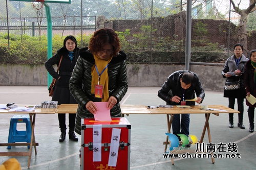 红星街道第十届社区居委会换届选举顺利完成(图2) 红星街道第十届社区居委会换届选举顺利完成(图2)