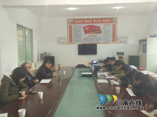叙永县委常委、组织部长周之平深入联系村督导精准扶贫工作(图1) 叙永县委常委、组织部长周之平深入联系村督导精准扶贫工作(图1)