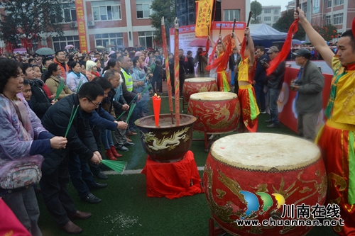 泸县第五届雨坛彩龙民俗文化活动在方洞举行(图7) 泸县第五届雨坛彩龙民俗文化活动在方洞举行(图7)