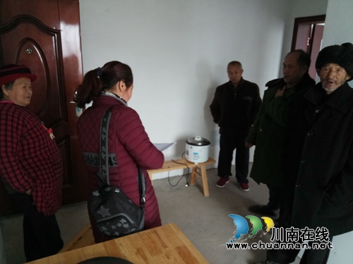 泸县立石:易地扶贫搬迁安置点让贫困户过上好日子(图2) 泸县立石:易地扶贫搬迁安置点让贫困户过上好日子(图2)