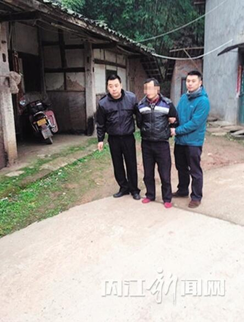 内江司机撞死人后潜逃 交警搜捕草堆“揪”人(图1) 内江司机撞死人后潜逃 交警搜捕草堆“揪”人(图1)