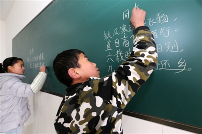 12岁孩子信手写古体诗 泸州偏远山乡竟是诗窝子(图2) 12岁孩子信手写古体诗 泸州偏远山乡竟是诗窝子(图2)