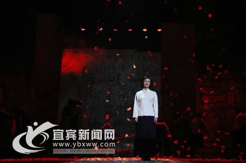 话剧《赵一曼》亮相蓉城 讲述女英雄感人故事(图2) 话剧《赵一曼》亮相蓉城 讲述女英雄感人故事(图2)