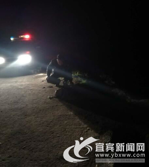 宜宾醉汉深夜摔倒横睡马路 民警出警助其归家(图1) 宜宾醉汉深夜摔倒横睡马路 民警出警助其归家(图1)