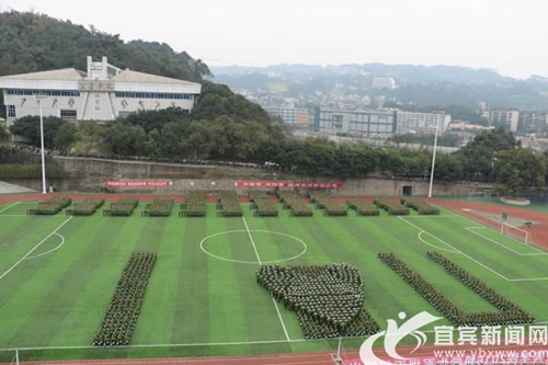 宜宾学院大学生军训 “拗姿势”创意青春万岁(图3) 宜宾学院大学生军训 “拗姿势”创意青春万岁(图3)