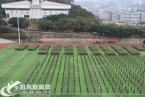 宜宾学院大学生军训 “拗姿势”创意青春万岁(图2) 宜宾学院大学生军训 “拗姿势”创意青春万岁(图2)