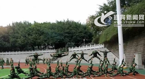 宜宾学院大学生军训 “拗姿势”创意青春万岁(图4) 宜宾学院大学生军训 “拗姿势”创意青春万岁(图4)