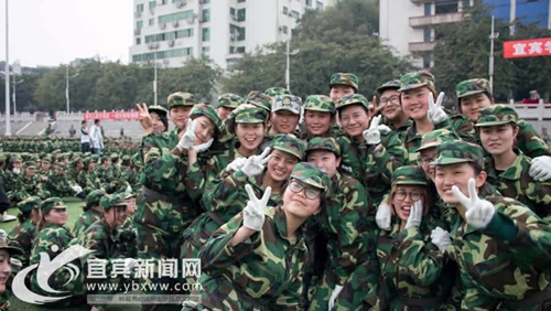 宜宾学院大学生军训 “拗姿势”创意青春万岁(图6) 宜宾学院大学生军训 “拗姿势”创意青春万岁(图6)