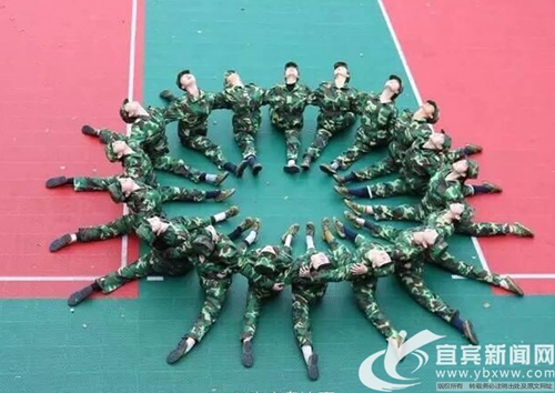 宜宾学院大学生军训 “拗姿势”创意青春万岁(图5) 宜宾学院大学生军训 “拗姿势”创意青春万岁(图5)