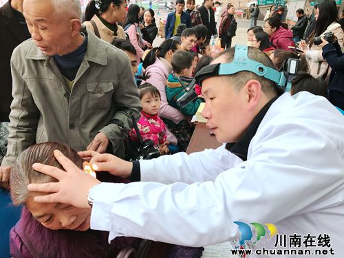 西南医科大附院开展“爱耳日”义诊活动