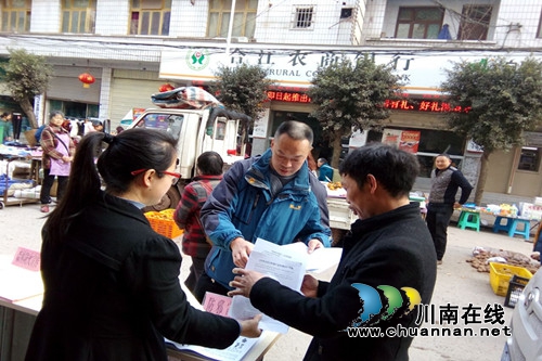 合江县白沙镇开展返乡农民工法治宣传(图1) 合江县白沙镇开展返乡农民工法治宣传(图1)