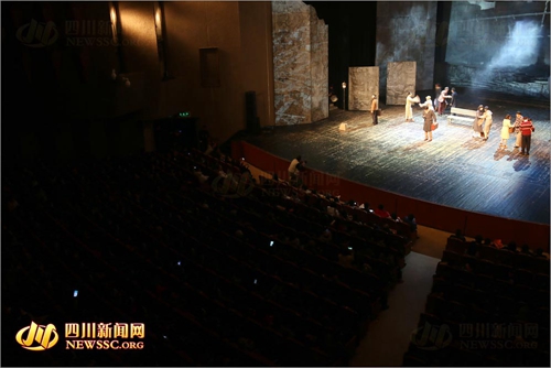 宜宾原创话剧《赵一曼》成都公演&nbsp;剧迷现场飙泪(图2)