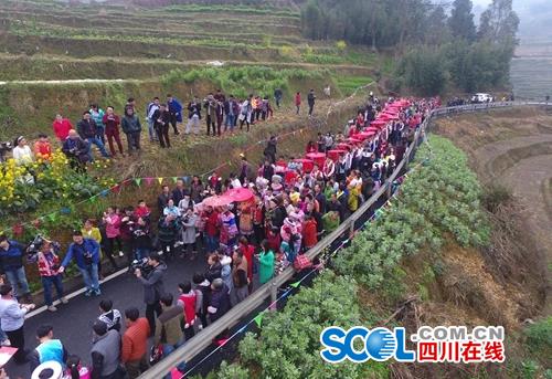 宜宾:33对新人集体婚礼 体验原生态苗族婚俗(图5) 宜宾:33对新人集体婚礼 体验原生态苗族婚俗(图5)