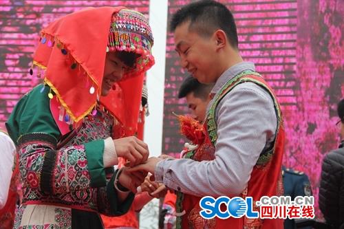 宜宾:33对新人集体婚礼 体验原生态苗族婚俗(图4) 宜宾:33对新人集体婚礼 体验原生态苗族婚俗(图4)