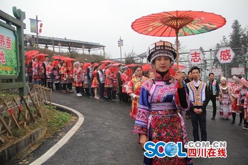 宜宾:33对新人集体婚礼 体验原生态苗族婚俗(图3) 宜宾:33对新人集体婚礼 体验原生态苗族婚俗(图3)