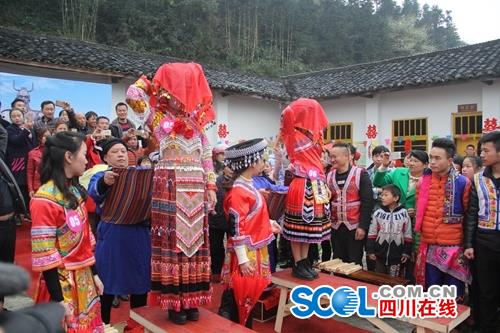 宜宾:33对新人集体婚礼 体验原生态苗族婚俗(图1) 宜宾:33对新人集体婚礼 体验原生态苗族婚俗(图1)