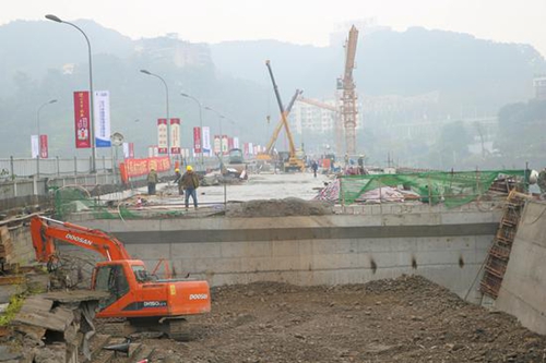 泸州沱二桥主桥加宽部分18日前实现通车(图1) 泸州沱二桥主桥加宽部分18日前实现通车(图1)