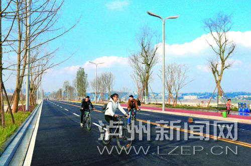 市民在张坝滨江路骑游漫步 记者 牟科 摄