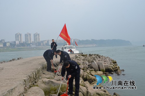 长航公安泸州分局开展学雷锋“保护母亲河·志愿在行动”活动(图4) 长航公安泸州分局开展学雷锋“保护母亲河·志愿在行动”活动(图4)