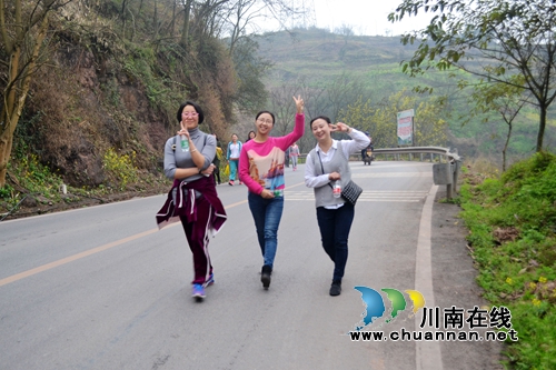 叙永一中组织开展登山活动庆祝“三八”妇女节(图1) 叙永一中组织开展登山活动庆祝“三八”妇女节(图1)