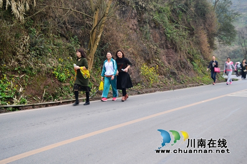 叙永一中组织开展登山活动庆祝“三八”妇女节(图3) 叙永一中组织开展登山活动庆祝“三八”妇女节(图3)
