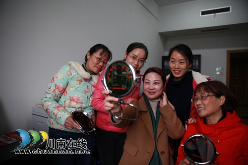 龙马潭纪委:为全区女性党员干部送廉镜正衣冠(图1) 龙马潭纪委:为全区女性党员干部送廉镜正衣冠(图1)
