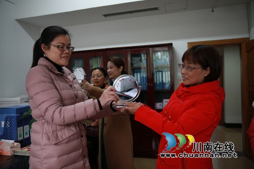龙马潭纪委:为全区女性党员干部送廉镜正衣冠(图3) 龙马潭纪委:为全区女性党员干部送廉镜正衣冠(图3)